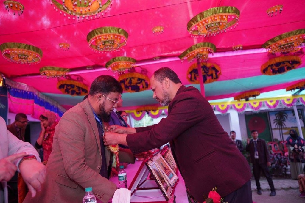 সম্মাননা প্রদান